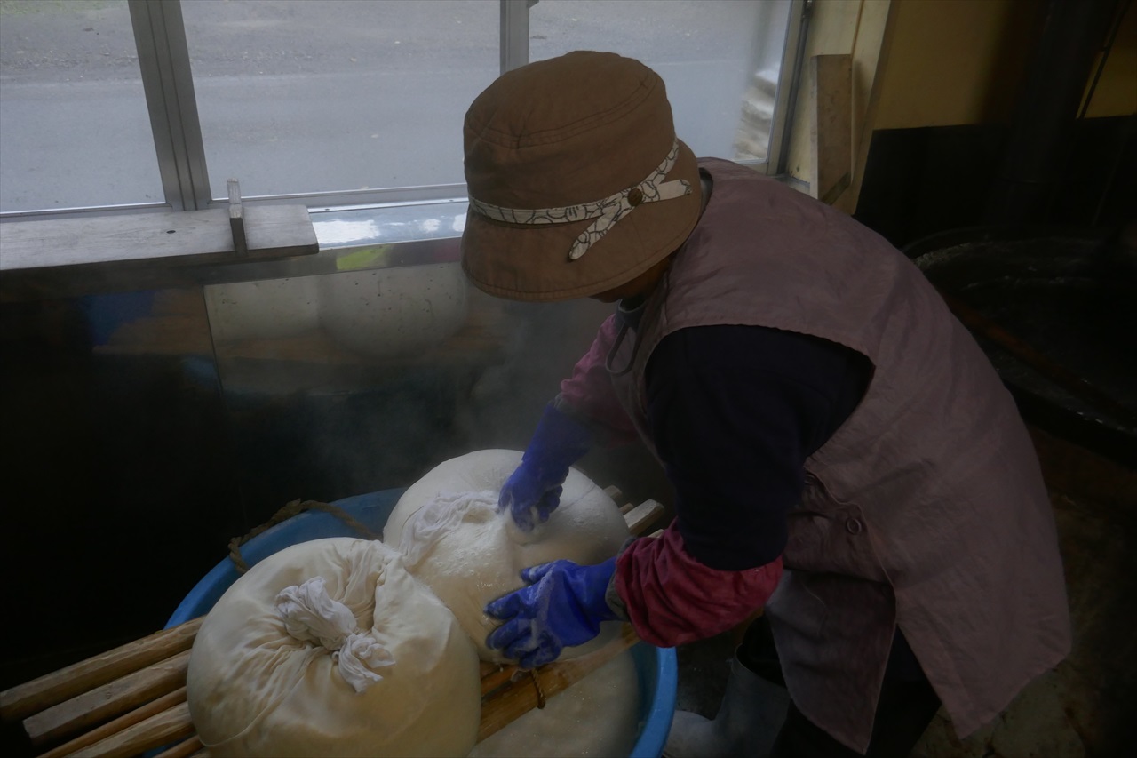 岩手の野田村で、自分の家で豆腐を作ってるお母さん。