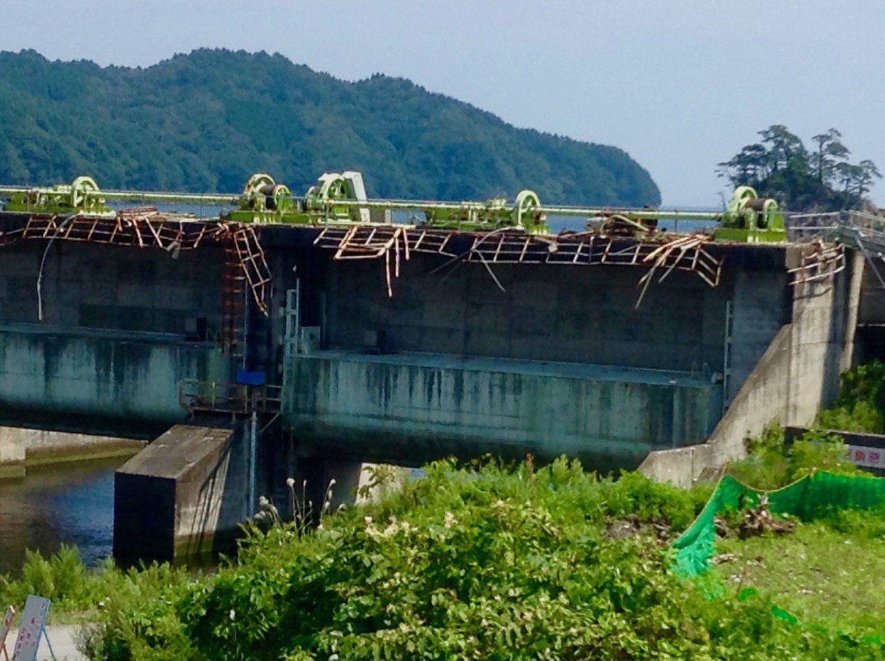 三陸鉄道唐丹駅海側の水門。東日本大震災の津波で、上部が破損しています