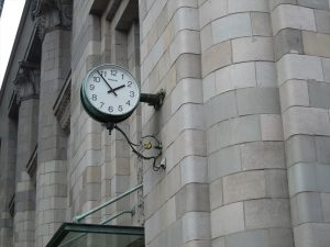 地方銀行の古いたてもの。人間は時計を発明し、時計を作ることができるが、時計ではない。