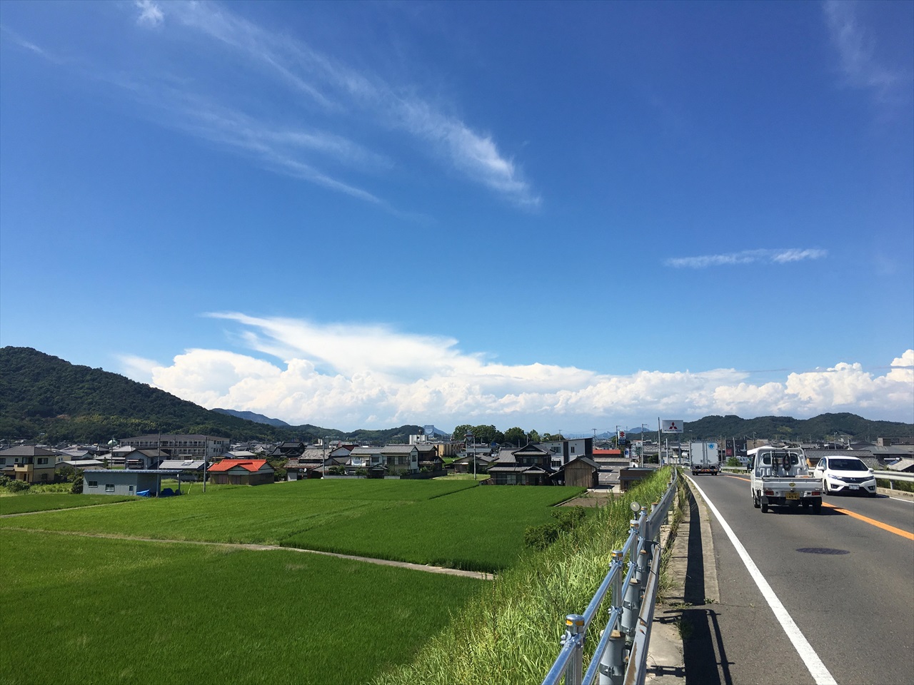 近所の坂道から瀬戸内海の入道雲？を望む光景。ちょうど夏の雲と秋の雲が競い合っているように見えます。