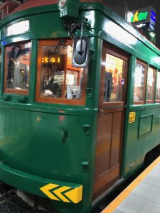 妙国寺の前も通っている阪堺線の車両。日本最古の現役車両です。