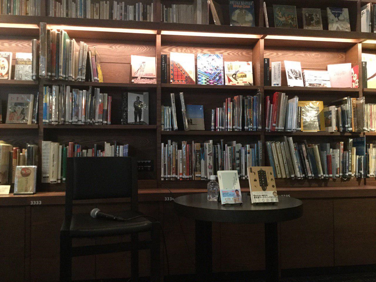 大阪梅田の書店での高橋さんのお話し会。主人公の代わりに、高橋さんの思いのこもった二冊の本に登場してもらいました。