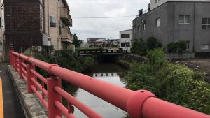 平潟神社のすぐそばを流れる柿川