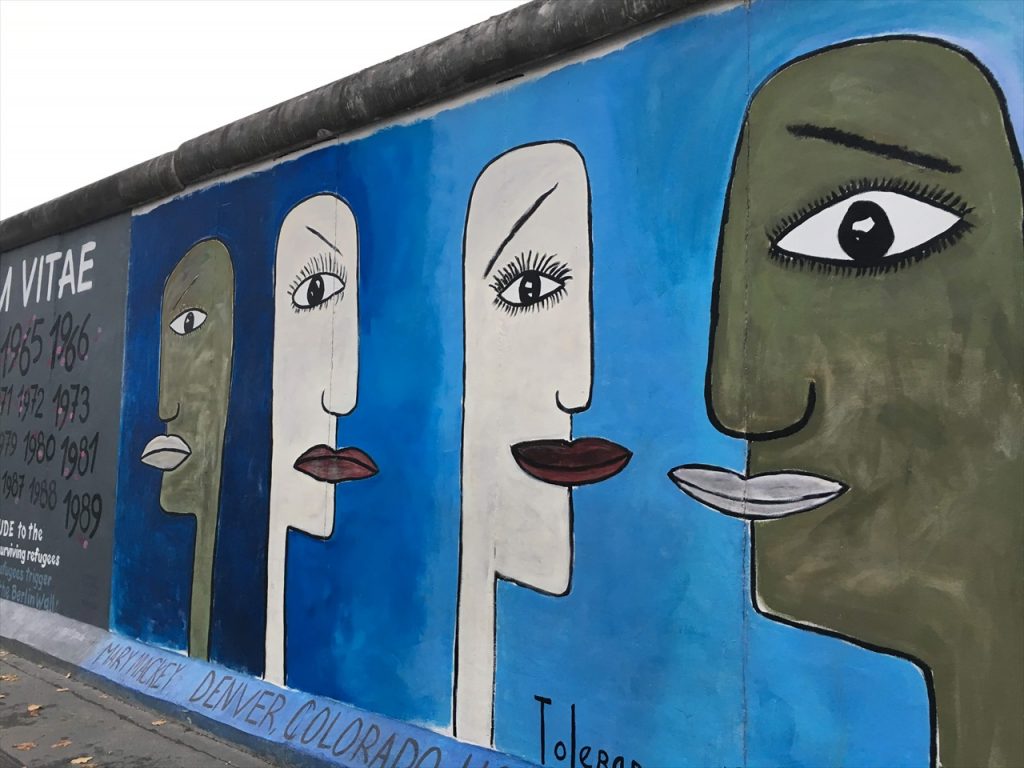 ベルリンの壁に絵が描かれた